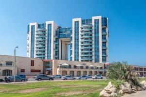 Beach Front By Ritz Hotel Pool Parking, Herzliya