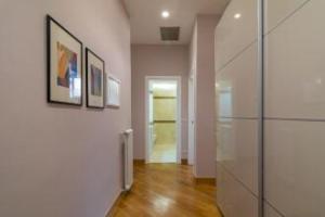 Elegant Flat at Municipio by Napoliapartments, Naples