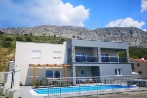 Villa Sara with Sea View and Private Heated Pool, Omis