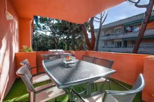 BEACH APARTMENT with BBQ, PS4, BIKES!, Castelldefels