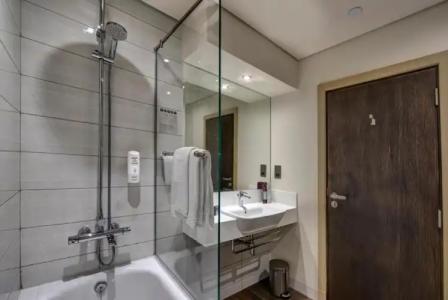 Premier Inn Dubai Al Jaddaf - 102