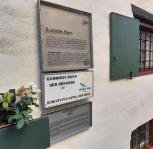 Schiefes Haus - 19