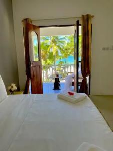 Sunny Palms Beach Bungalows - 45