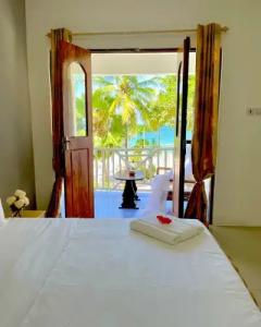 Sunny Palms Beach Bungalows - 15