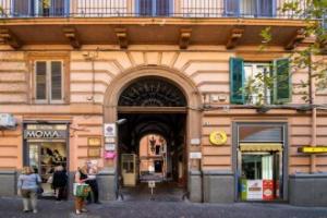 La Chambre, Naples