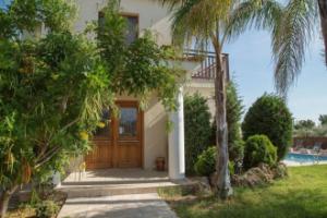 Villa Coral Bee - walking distance to Coral Bay Beach, Peyia