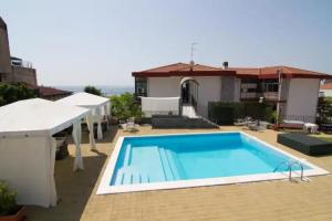 Bed & Breakfast «La Terrazza», Aci Castello