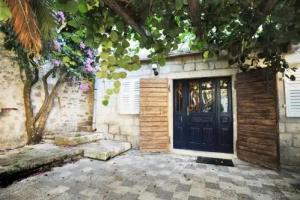 Stone House Petra, Perast