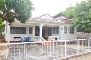 Mae Rampung Beach House Pool Villa, Ban Phe