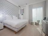 Deluxe Double White room