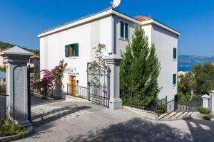 Apartments - Villa Salena with two pools, Trogir