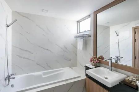 Adelphi Grande Sukhumvit - 49