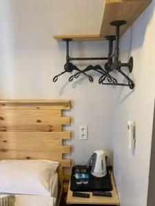 Corner Hot - 112