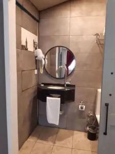 Corner Hot - 151