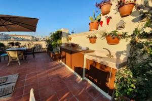 Spanish Palace Rooms, Apartment & Terrace, Naples