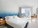 Double room with balcony and with partial sea view