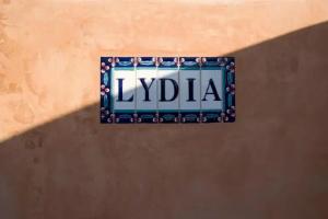 Lydia Cavehouse, Oia