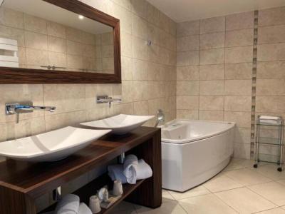 Best Western Premier Le Patio des Artistes Wellness Jacuzzi - 128