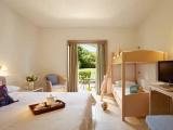 Standard Family Basement room with garden view