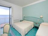 Quadruple room with sea view