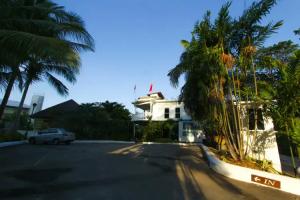 White Lodge, Pantai Tengah