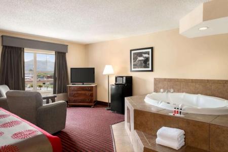 Ramada by Wyndham Pigeon Forge North - 28