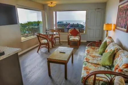 Pantai Inn - 168