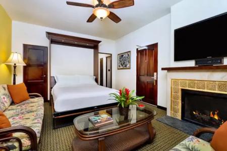 Pantai Inn - 108