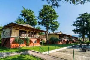 Modern Holiday Home in Manerba del Garda with Garden, Polpenazze del Garda