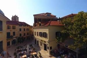 Inn by the River, Omis