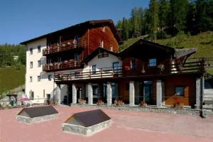 Hotel Lion Noir, Pila