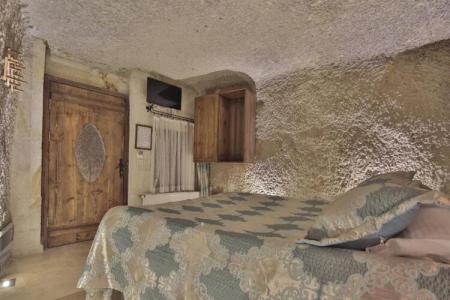 Shoestring Cave House - 106