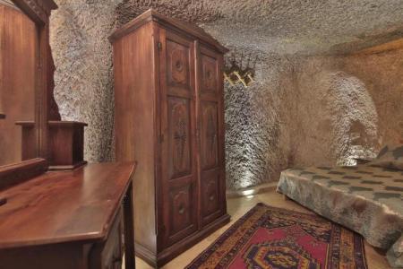 Shoestring Cave House - 158