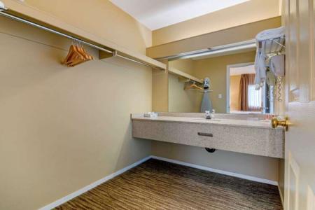 Econo Lodge Inn & Suites - North Vancouver - 27