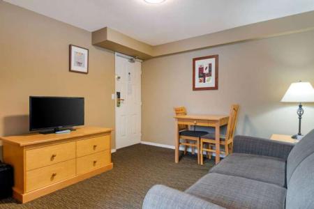 Econo Lodge Inn & Suites - North Vancouver - 2