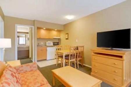 Econo Lodge Inn & Suites - North Vancouver - 22