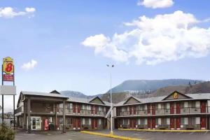 Super 8 by Wyndham Kamloops East, Kamloops