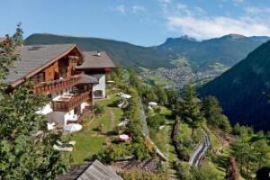 Charmehotel Uhrerhof - Deur, Ortisei