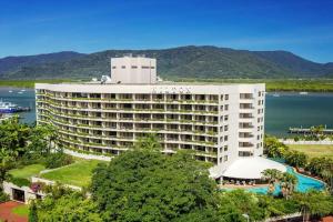 Hilton Cairns, Cairns