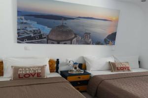 Honeymoon Beach Studios, Perivolos