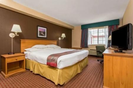 Ramada by Wyndham Portland - 37