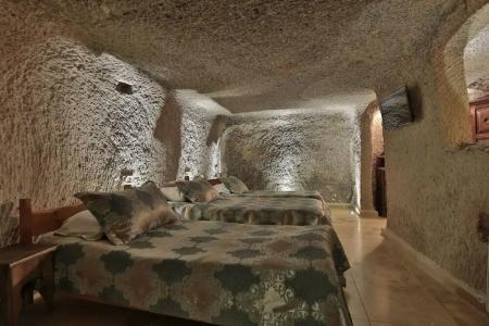 Shoestring Cave House - 37