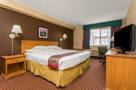 Ramada by Wyndham Portland - 75