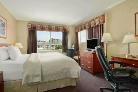 Days Inn by Wyndham Vancouver Airport - 24