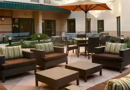 Courtyard By Marriott Jersey City Newport - 2