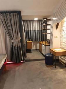 Corner Hot - 14