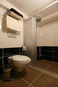Corner Hot - 79