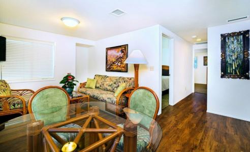 Pantai Inn - 76
