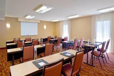 Courtyard by Marriott Fresno - 10