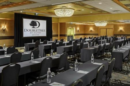 DoubleTree by Hilton Denver - 24